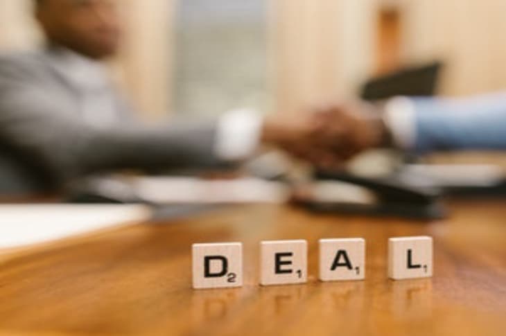 Advantages and Disadvantages of Selling a Franchise